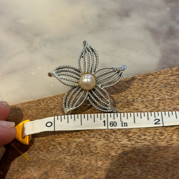 Vintage silver and pearl flower earrings - Picture 2 of 3